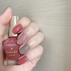 大人可愛いネイルにはくすみレッドが必須